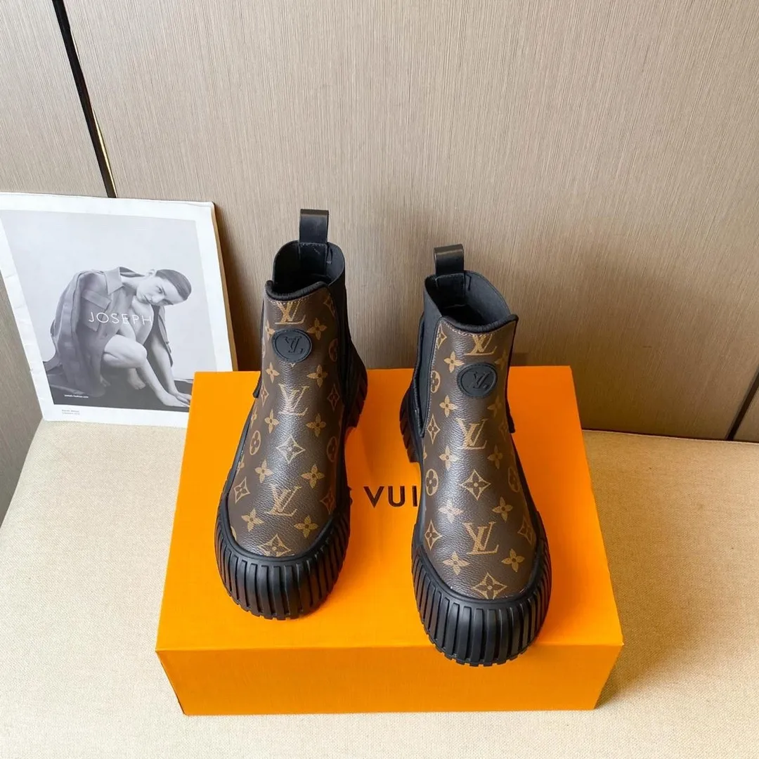 👟👟Ex-factory price 700👟👟Louis Vuitton Louis Vuitton 2022 catwalk new model, high-end customization 1:1 replica, major star Internet celebrity catwalk style, a century-old classic, comfortable on the foot, with Louis Vuitton logo embossed leather label and wear-resistant leather outsole.  Fabric: Open-edge beaded cowhide, LV presbyopic leather, black cowhide, white cowhide. Lining: sheepskin. Number of yards: 35 to 40 (41 can be customized and cannot be returned or exchanged)